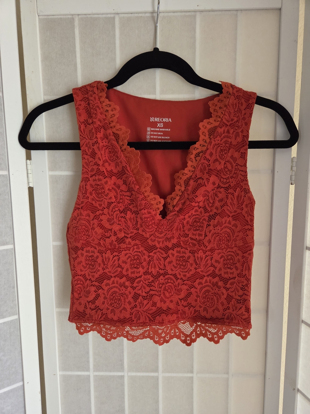 ReoRia Red Lace V-Neck Cropped Tank